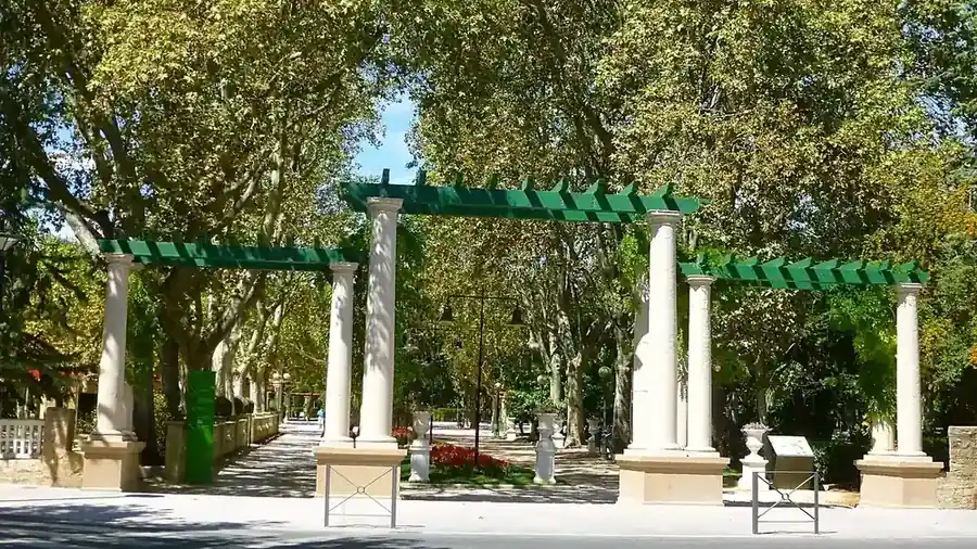 Paseo con pérgolas del Parque Miguel Servet, junto a la oficina en Huesca