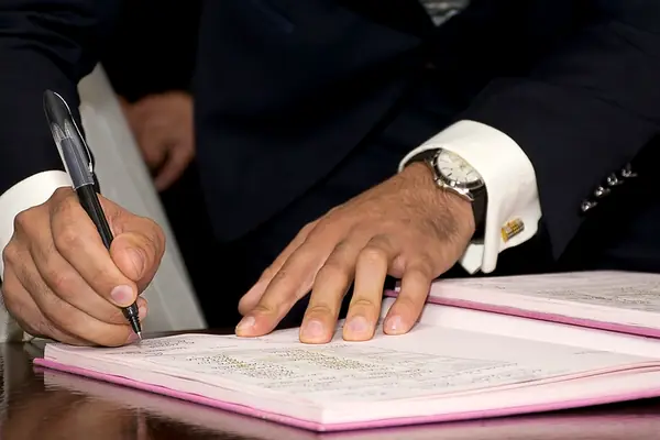 Firma de una escritura de compraventa ante notario