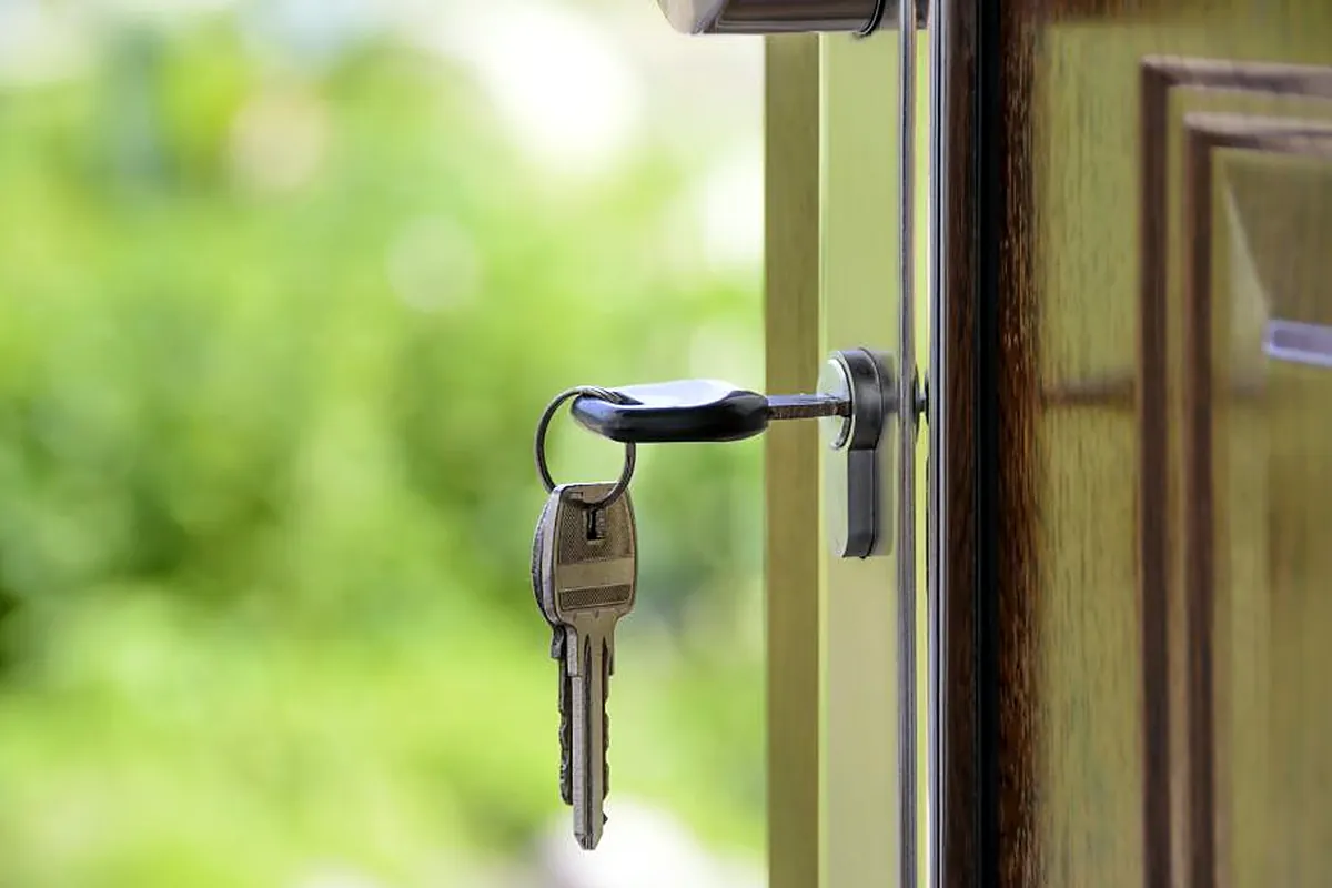 Llaves puestas en la cerradura de la puerta de una vivienda